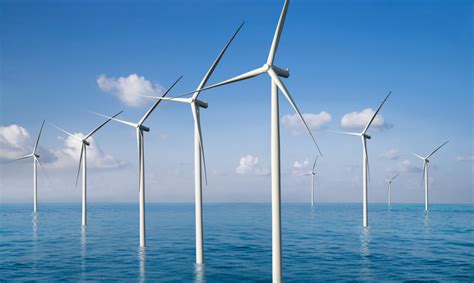 Vėjo jėgainės laukuose, simbolizuojančios atsinaujinančią energiją