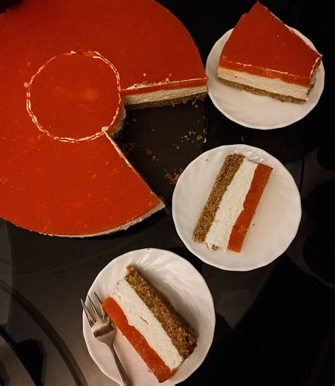 Paruoštas tortas su vaisių rožių dekoracijomis