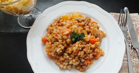 Kiaulienos ir daržovių troškinys su perlinėmis kruopomis