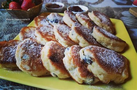 Apskrudę mieliniai blynai su razinomis lėkštėje