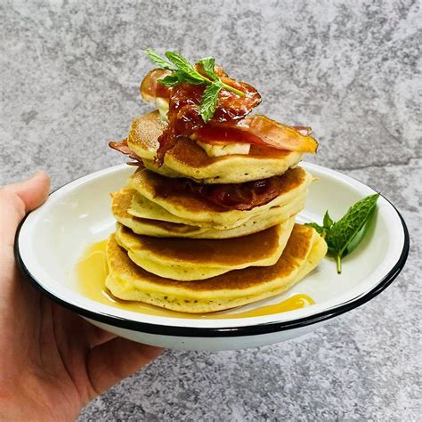 Stalas su įvairiais blynų pagardais