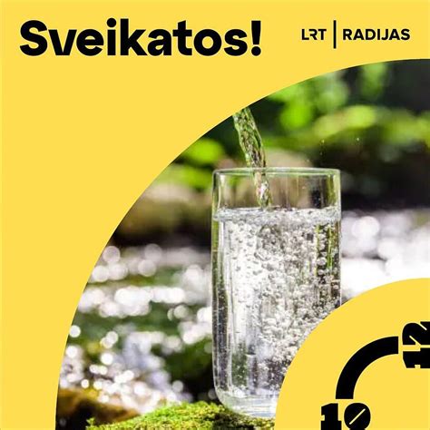 Badaujantis žmogus, geria vandens stiklinę
