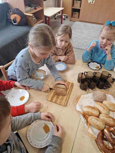 įvairių rūšių duonos kepiniai ant stalo