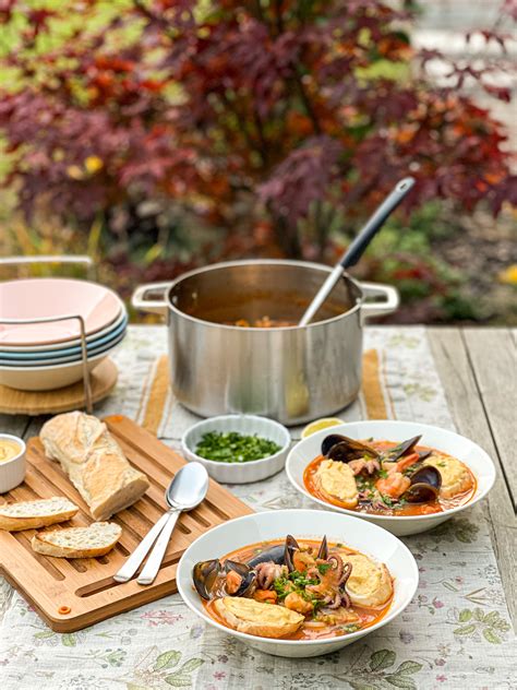 Tradicinis prancūziškas bouillabaisse troškinys giliame puode