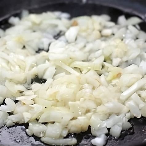 Smulkintas pankolis ir svogūnas kepami keptuvėje
