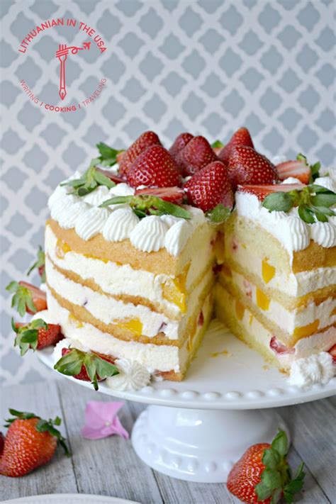 Gaivus tortas su persikais ir braškėmis