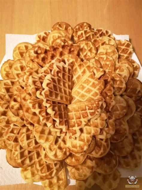 čirviniai vafliai su karamelės padažu