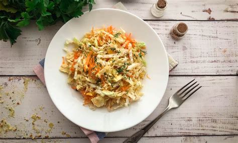 Nuotrauka su šviežiais salierais ir kopūstu