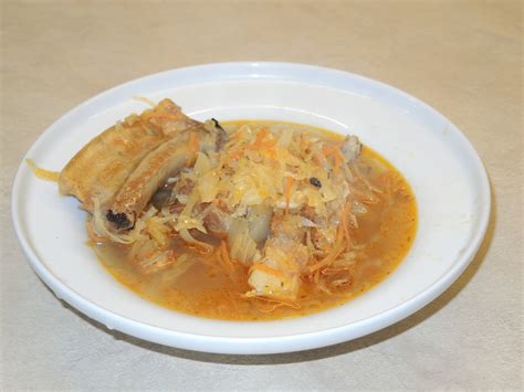 Infografika su pagrindiniais kopūstų sriubos ingredientais