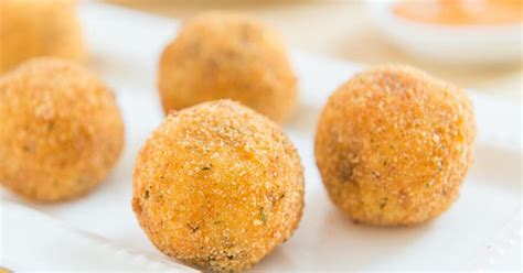 Bulvių kroketai su padažu ir šviežiomis žolelėmis