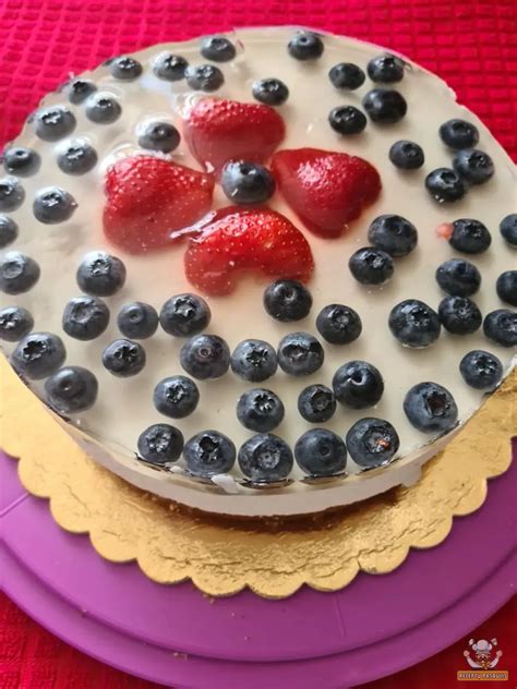 Gaivus jogurtinis tortas su braškėmis ir mėlynėmis