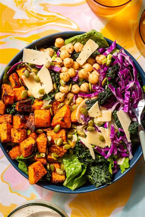 poros gamina maistą kartu virtuvėje