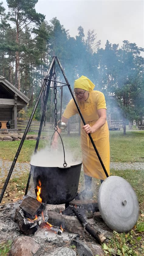 Žuvienė verdama ant laužo