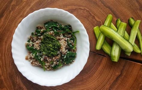 Grikių košė su špinatais ir meškinio česnako pesto