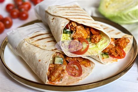 Kebabas tortilijoje su šviežiomis daržovėmis