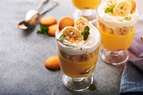 Bananų ir Rududu desertas su grietinėle stiklinėje