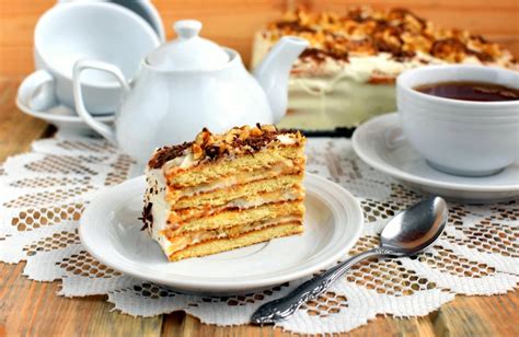 lėkštė su plonais lietiniais ir bananų griežinėliais
