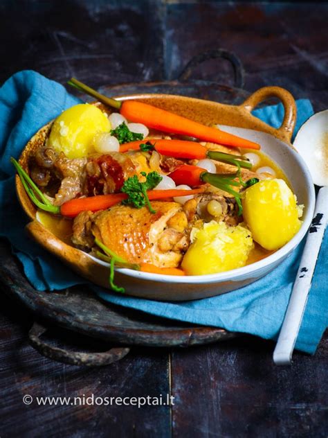 Vyne troškintas viščiukas (Coq au Vin)