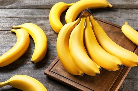 prinokę bananai su rudomis dėmelėmis ant stalo