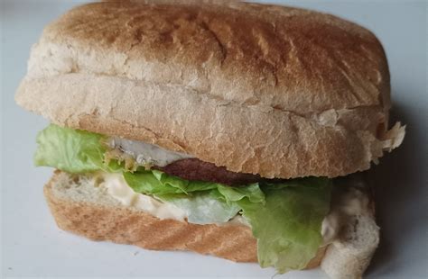 Mėsainio ingredientai su mėlynuoju sūriu