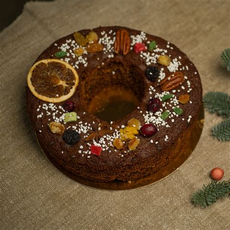 Kalėdinis meduolių pyragas papuoštas kremu