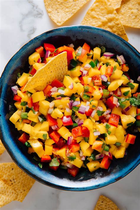 Įvairūs mango salsa ingredientai