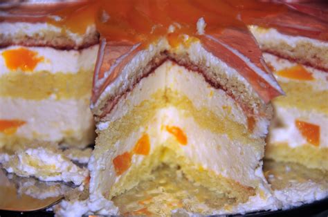 Vaisiais papuoštas jogurtinis tortas