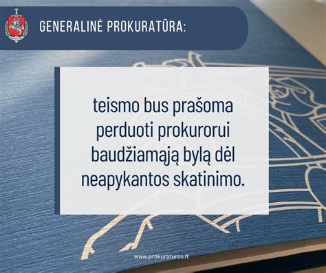 Teisminio proceso iliustracija su prokuroro plaktuku ir teismo svarstyklėmis