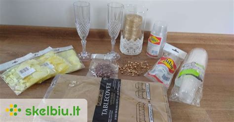 Aukso spalvos desertų dekoracijos