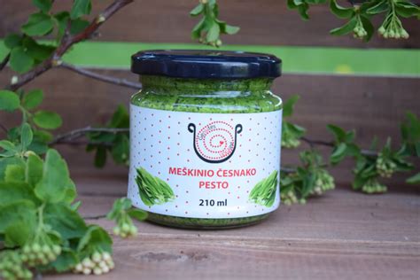 Meškinio česnako pesto indelyje