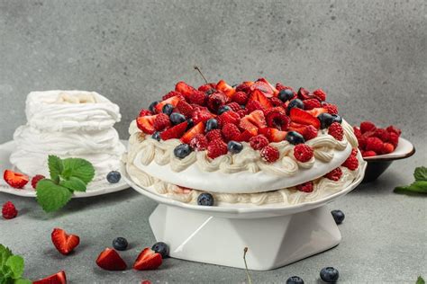 Papuoštas morenginis tortas su vaisiais