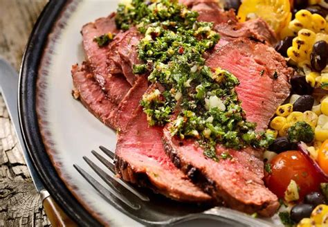Argentinietiškas kepsnys ant grotelių su Chimichurri padažu