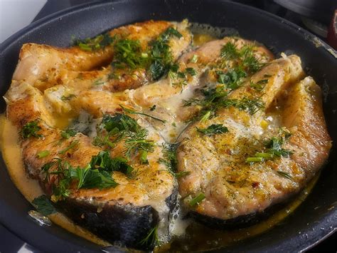 Lašiša su grietinėlės padažu ir šviežiais salierų lapeliais