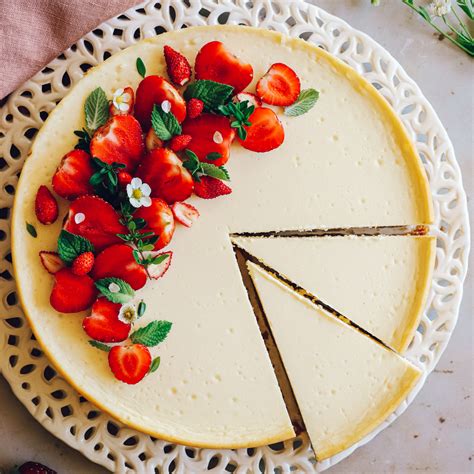 Keptas varškės sūrio tortas su braškėmis