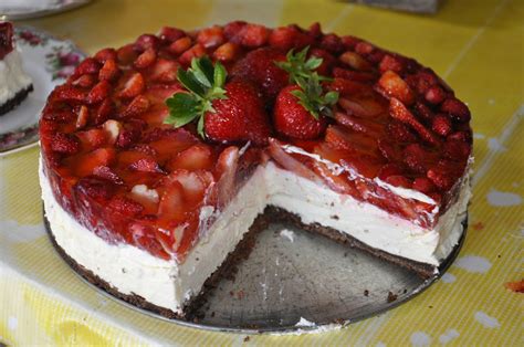 Sluoksniuotas varškės ir braškių tortas