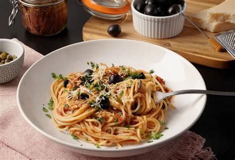 Spagečiai alla Puttanesca su tuno variacija