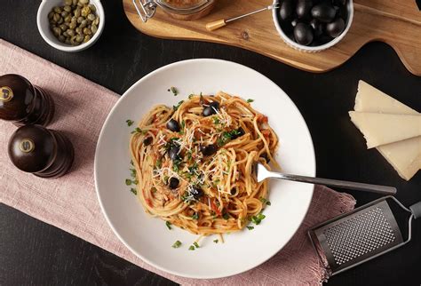 Įvairūs ingredientai spagečių su tunu ruošimui