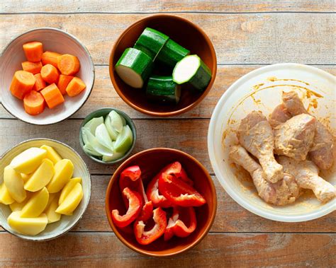 Vištienos troškinio ingredientai kepimo inde prieš kepimą