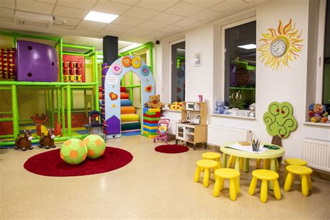 Vaikų žaidimų kambarys su spalvinga įranga