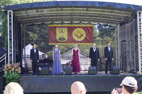 Muzikos ir gėlių derinys gedulingiems pietums