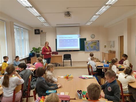 Mokiniai atlieka tiriamąjį darbą gamtoje su planšetėmis
