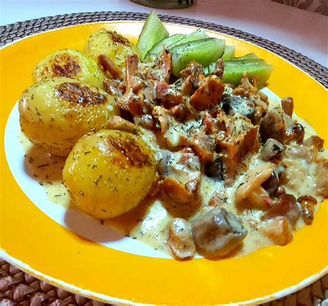 Voveraitės ir pievagrybiai keptuvėje