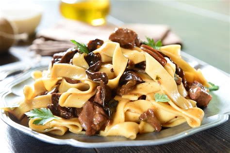 Tagliatelle makaronai su baravykais ir kumpių