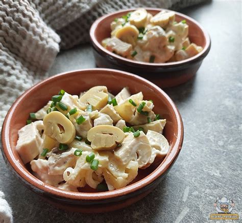 Ingredientai makaronams su pievagrybiais ir lašiša