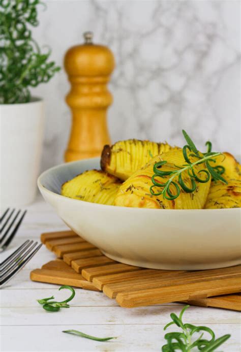 Hasselback bulvės su žolelėmis