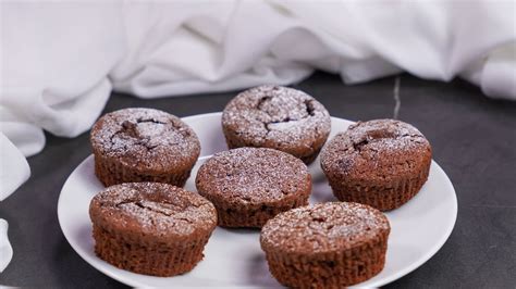 Šokoladiniai lava cake pyragėliai su pistacijomis