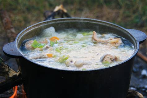 Šviežios žuvies sriuba ant laužo gamtoje