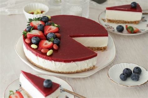 Nekeptas tortas su granola pagrindu ir braškėmis