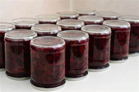 Įvairios burokėlių mišrainės stiklainiuose