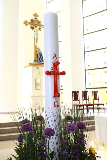 Velykų žvakė, simbolizuojanti prisikėlusį Kristų